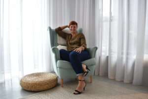 Leonoor relaxed in de groene stoel | Vitalinkra